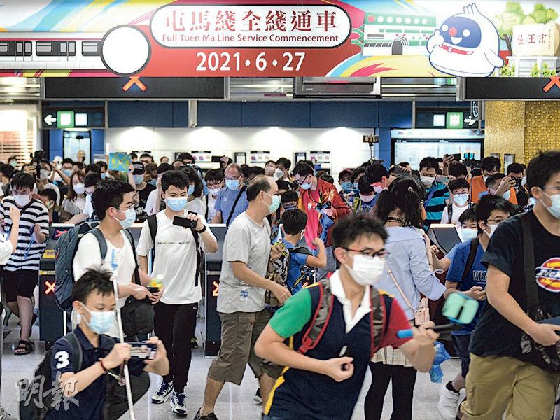 逾百鐵路迷搶先坐頭班車 部分通宵守候 - 20210628 - 港聞 - Vimarsana News