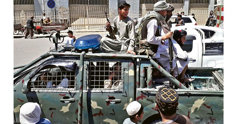塔利班攻陷第二大城  英美派兵撤使節  美官員料首都90日內淪陷  多國宣布關使館撤人員