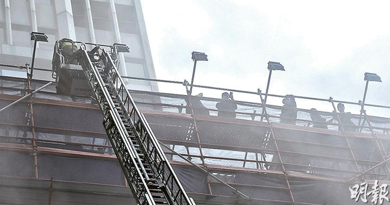 世貿3級火困數百人 商場裝修警鐘啞 千人疏散13傷1危殆 困高層市民：防煙門打不開
