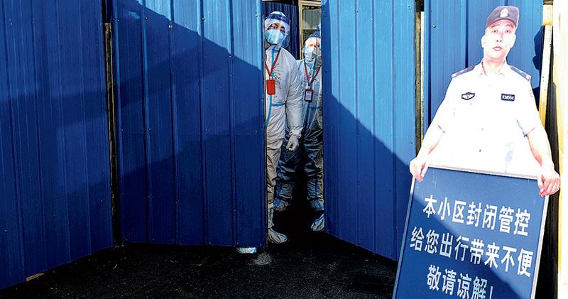 北京目前有四個區出現陽性病例，其中海淀區有市民懷疑接觸海外郵件而感染Omicron。當局加強防疫，在海淀區被封閉的小區，有身著全副防疫裝備的人員把守。（路透社）