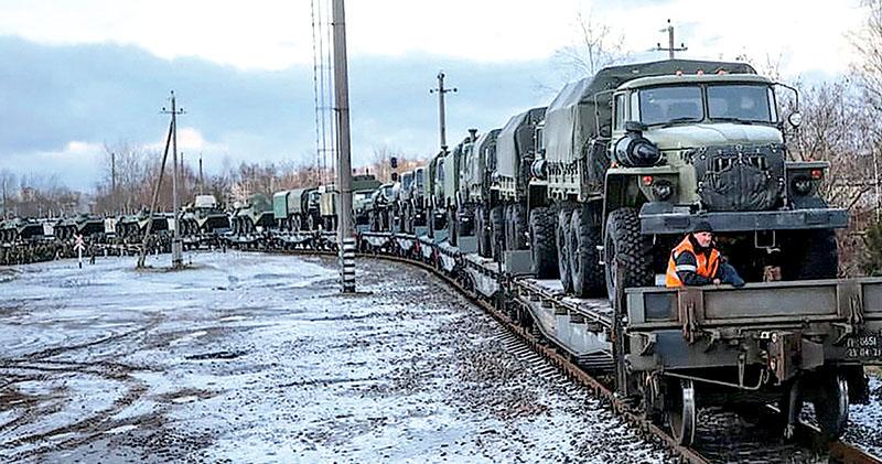 白俄羅斯國防部周二發布照片，顯示一列載有俄羅斯軍車的列車抵達白俄，準備參與軍演。（法新社）