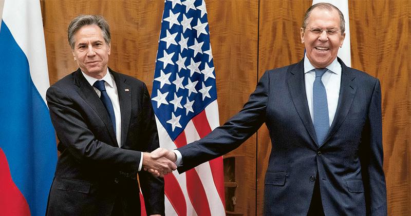 美俄周五在瑞士日內瓦就烏克蘭問題舉行會議前，美國國務卿布林肯（左）與俄羅斯外長拉夫羅夫（右）握手。（路透社）