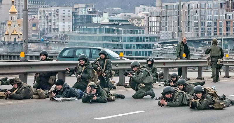 俄軍攻入基輔 邊提談判邊倡叛變 烏籲民眾汽油彈抵抗 總統：西方制裁不足只能「孤軍作戰」