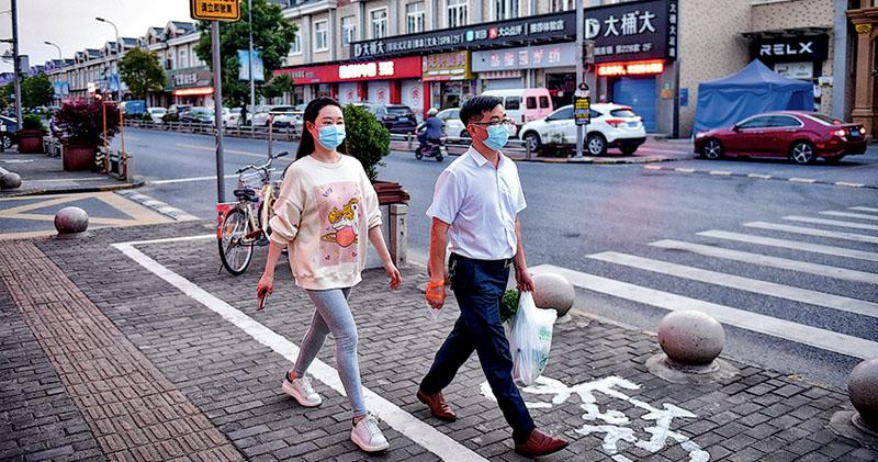 上海分級防控  僅兩成人口微解封  衛健委稱防範區非放飛區  可在街鎮範圍活動
