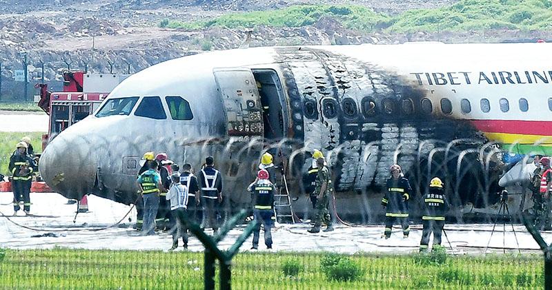 載122人 藏航客機衝出跑道焚毁 36人輕傷 乘客：氣墊梯燒着跳機逃生