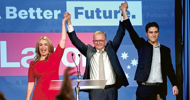 澳洲總理莫里森承認選舉落敗後，工黨領袖阿爾巴尼斯（中）及其伴侶和兒子昨在悉尼的工黨祝捷會上台。（路透社）