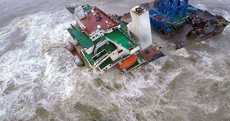 近風眼工程船斷兩截 27失蹤 距港300公里 飛行隊救起3船員