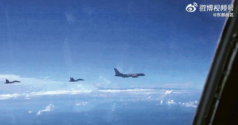解放軍發放影片，稱空軍出動多批多型戰機，繼續於台島周邊演練。（影片截圖）