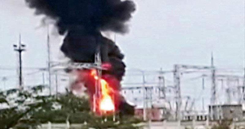 路透社周二取得的影像可見，克里米亞占科伊鎮（Dzhankoi）一個變電站在爆炸後起火。（路透社）