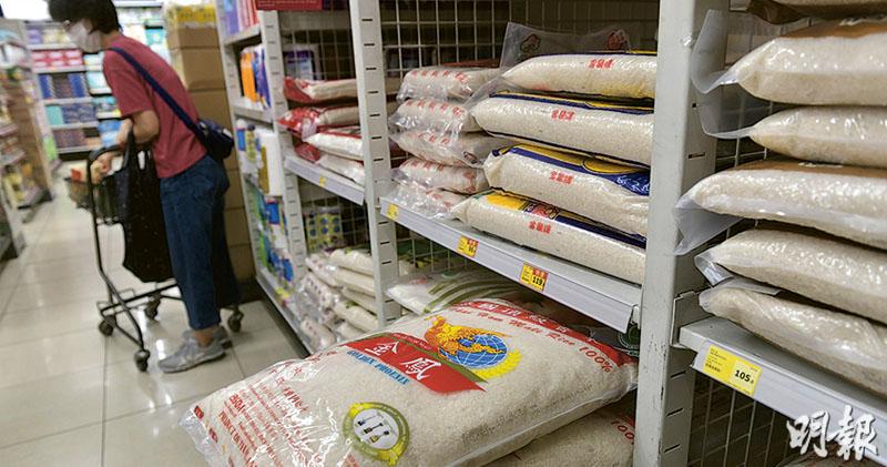 圖為超市售賣的泰國米。泰國米進口量及在港銷售量均佔整體五至六成，是港人消耗最多的進口米。根據工貿處最新資料，今年第二季泰國香米的平均零售價為每公斤13.84元，較平均進口價6.71元高出106.3％。回顧新冠疫情爆發前的2018及2019年，泰國香米零售價與進口價差幅分別約為46%及52%。（朱安妮攝）
