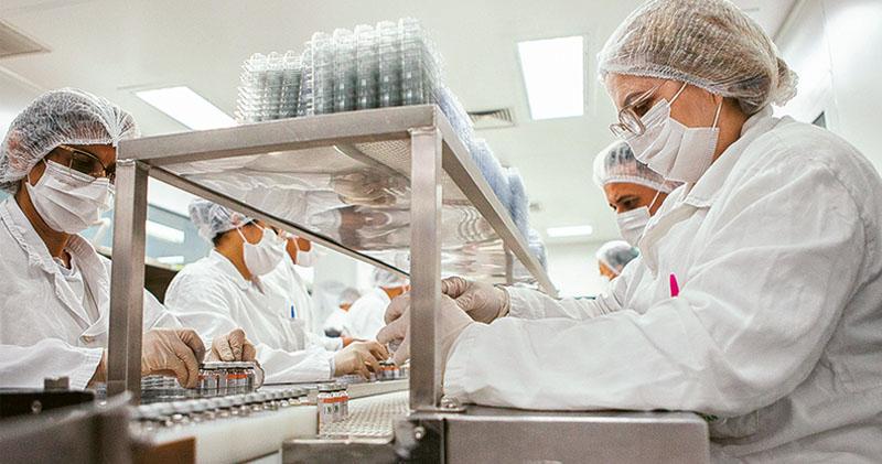 今年8月31日，在巴西聖保羅州布坦坦研究所，工作人員於克爾來福新冠疫苗生產線上工作。因應新冠疫情全球大流行，中國在生物製藥領域與海外合作展開系列臨牀研究，並向外輸出、合作研發疫苗。（新華社）