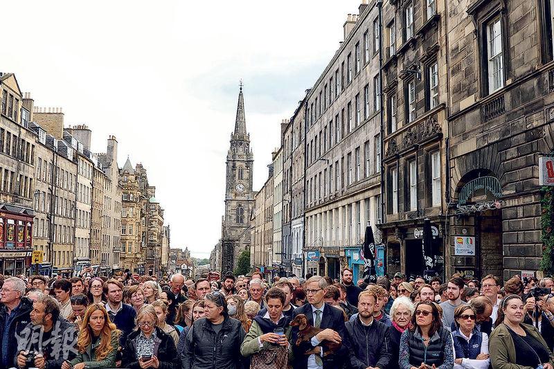 在蘇格蘭首府愛丁堡，不少民眾昨日一早聚集在靈車擬經過的街道，準備送別英女王伊利沙伯二世。（路透社）