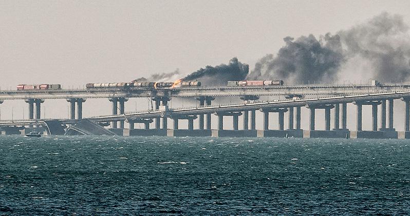 俄吞併象徵 克里米亞大橋爆炸 克宮指貨車炸彈引發 烏媒稱情報部門行動