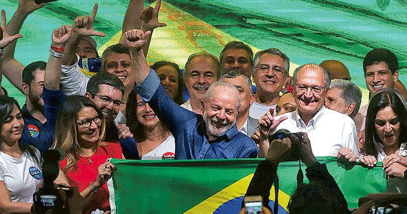 巴西「最激烈大選」 左翼前總統險勝極右現任 盧拉回朝 博索納羅未認輸惹憂