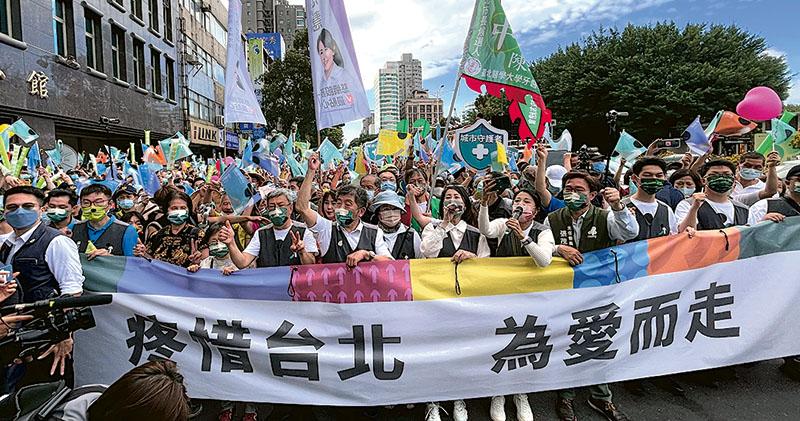 選前超級星期天 藍親民拜票綠强力造勢 民進黨台北遊行 男子持刀搶咪表達政見