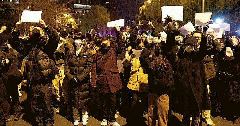 悼念集會捲10市 京滬街頭警民對峙 逾50間高校爆抗議活動 學生高呼「民主法治自由」