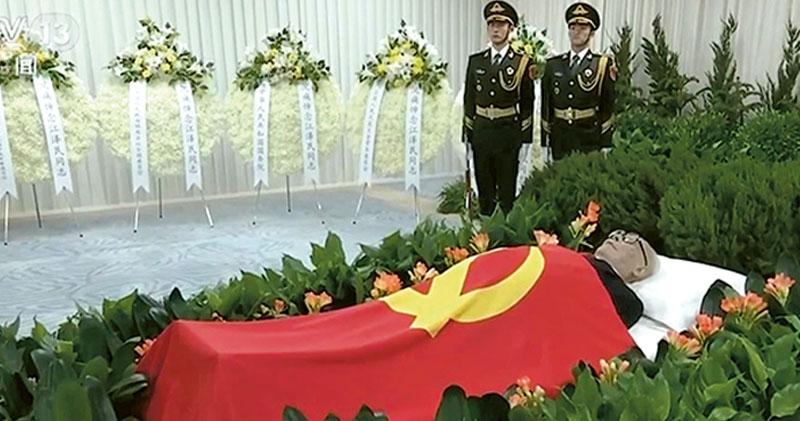 被稱為「偉大馬克思主義者」的江澤民，其遺體以中共黨旗覆蓋，躺於上海華東醫院設置的遺體告別室的中央，官方於昨日中午舉行起靈儀式，靈柩隨後移往北京。（央視畫面）