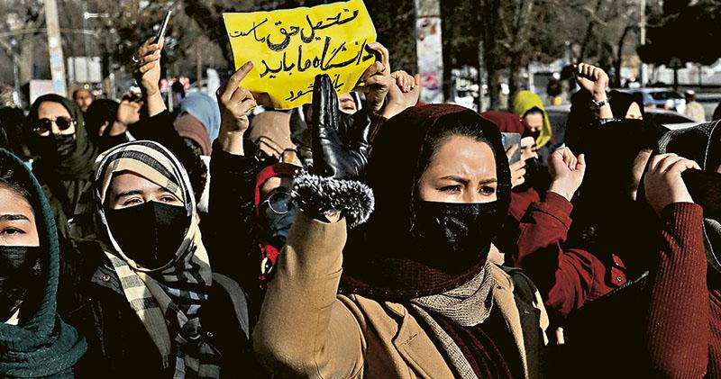 上周四（22日），阿富汗有婦女示威，抗議塔利班禁止女性就讀大學。塔利班其後又禁止女性在非政府組織工作。（路透社）