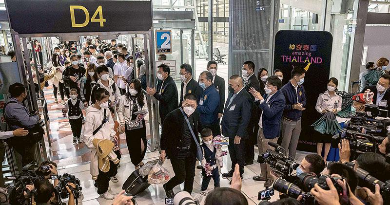 泰歡迎中國客 副總理鮮花掌聲接機 大馬機場派駐普通話職員 韓旅社招中文導遊