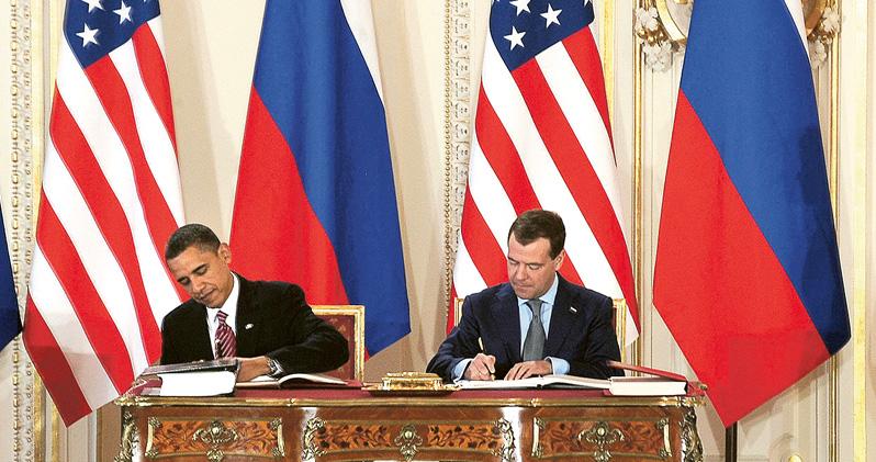 美國總統奧巴馬（左）與俄羅斯總統梅德韋傑夫（右）2010年4月8日在布拉格簽署《新削減戰略武器條約》。該條約於翌年2月生效。（法新社）