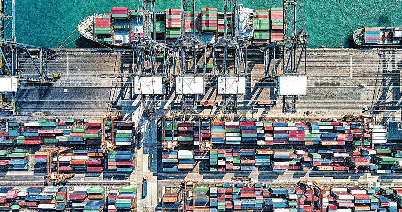 本港去年第四季出口總額按年跌24.8%，較第三季跌幅擴大9個百分點，貨品進口按年跌22.8%，較第三季多跌6.4個百分點，皆是拖累上季GDP跌4.2％的主因。