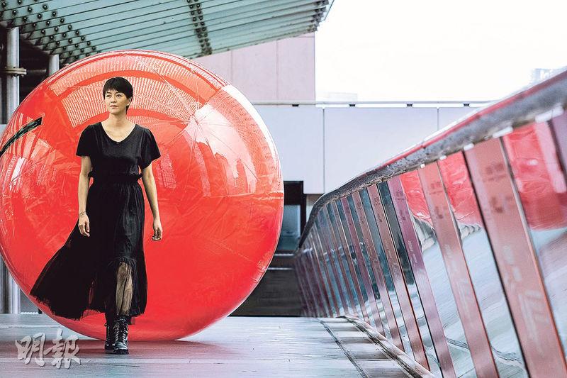 梁詠琪為慈善團體唱主題曲《停一停•心呼吸》，MV由袁劍偉執導，梁詠琪與一個大氣球在中環鬧市取景。（資料圖片）