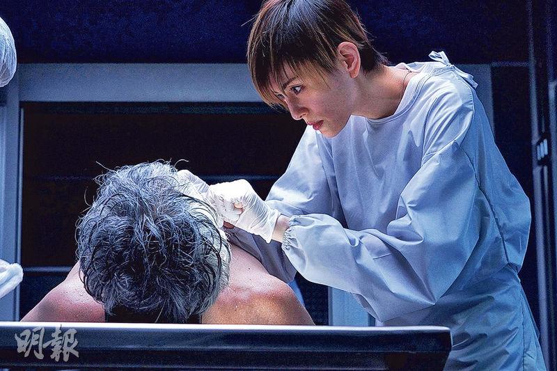 米倉涼子（右）在《Angel Flight》負責替死者重現生前容貌。
