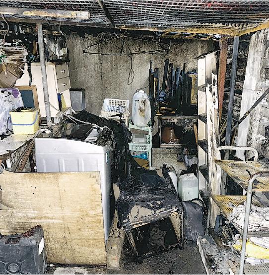 失火的上海理髮店，後舖有雜物及洗衣機焚毁，天花遭熏黑，幸前舖沒有被波及。