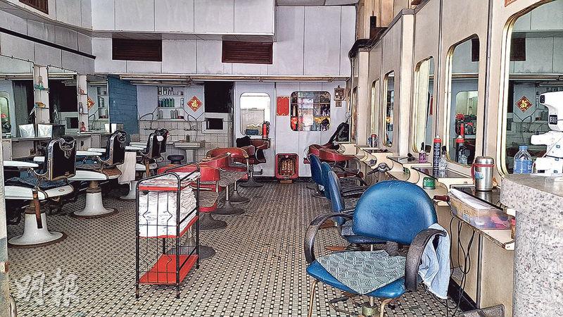 開業逾半世紀的上海華麗理髮公司發生火警，後舖有雜物、洗衣機焚毁。（衛永康攝）