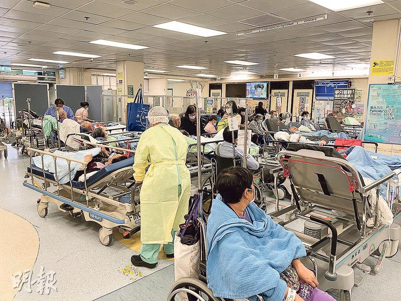 本報記者昨午2時許到東區醫院急症室觀察，輪候的絕大部分為長者，急症室擺放至少20張病牀。有陪同病人求診的院舍職員透露，已等候逾6小時。（鍾林枝攝）