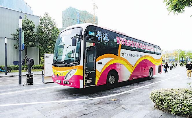 前海至香港的跨境直通巴士（圖）於上月底正式開通，至5月底將提供買去程送回程優惠，變相半價往返兩地。（網上圖片）
