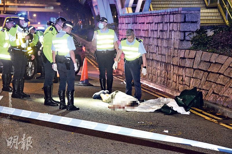 警方發現死者倒臥梳士巴利道往紅磡方向馬路左一線，面部向下，頭部嚴重受傷。（蔡方山攝）