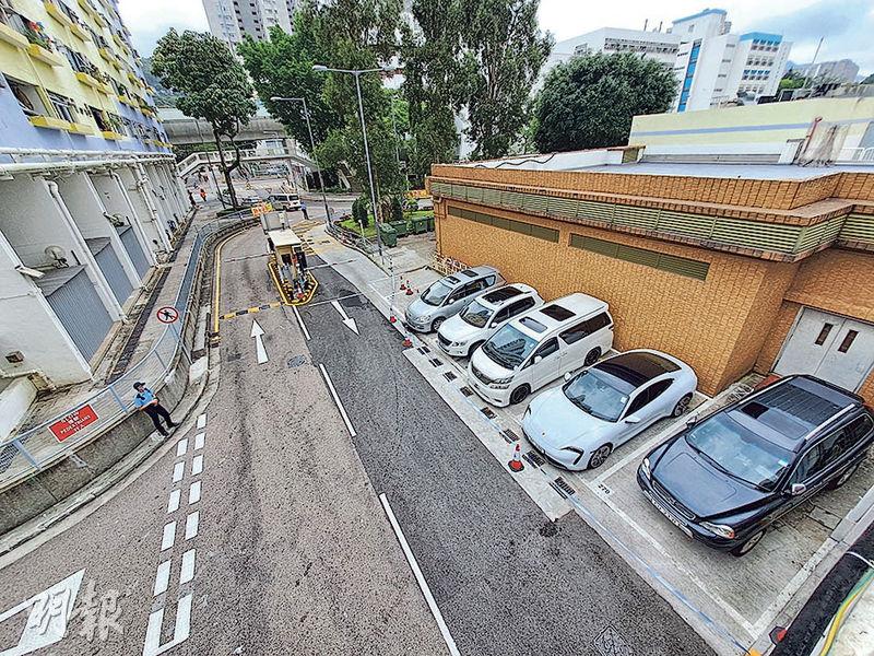 警方調查後發現保安在停車場（圖）更亭昏迷前，曾與司機發生爭執及碰撞，案件列誤殺。圖中車輛並非與案件有關。（林智傑攝）