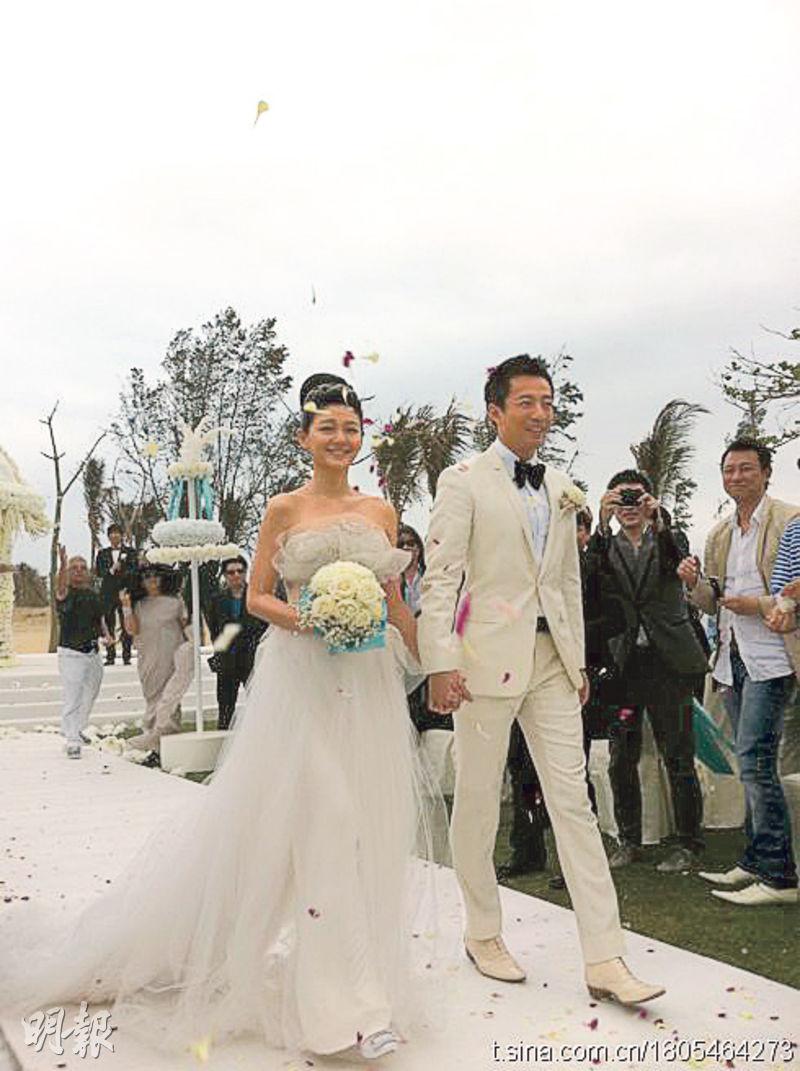徐熙媛（左）與汪小菲（右）2011年在海南三亞舉行婚禮，原來她4日前因腹中胎兒死亡，接受終止妊娠。（資料圖片）