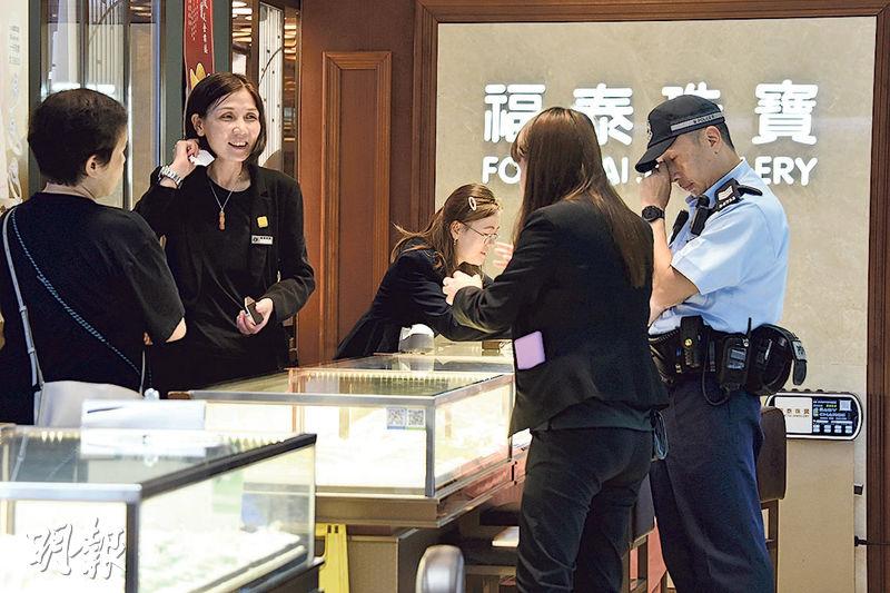 警方事後在涉事珠寶店調查，職員講述當時情况。（孫華中攝）