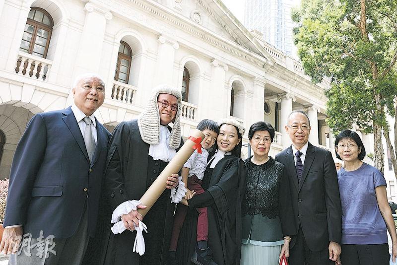 獲委任的資深大律師陳浩淇（左二）昨與母親陳馮富珍（右三）及家人合照。（曾憲宗攝）