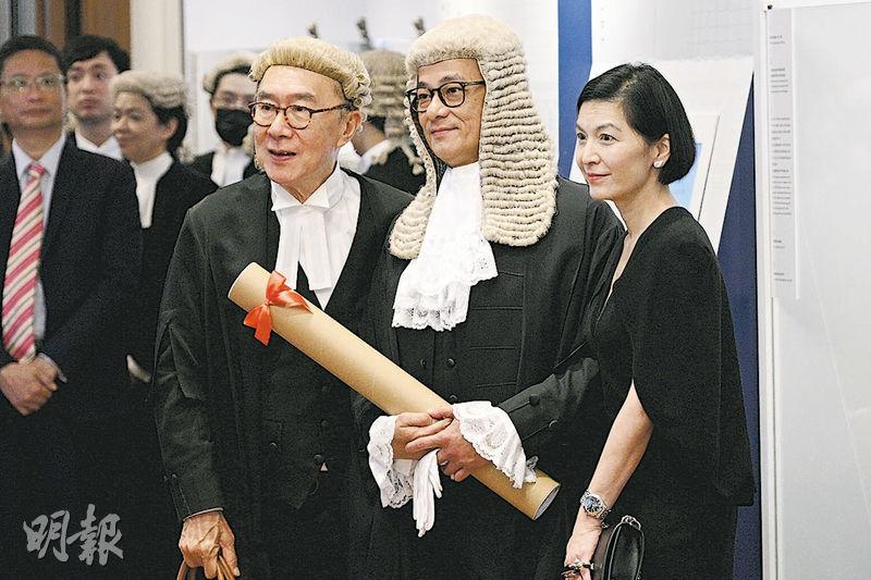 昨獲委任為資深大律師的謝志浩（中）與其妻區院法官謝沈智慧（右）及資深大律師清洪（左）合照。謝志浩昨在典禮致辭時對二人表達感謝。（曾憲宗攝）