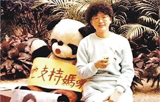 潘任惠珍1985年出戰觀塘牛頭角西選區選舉，子女在其玩具貼上當年潘太競選海報和橫額以表支持；她憶述，當年參選海報的相片由丈夫操刀，素顏上陣，避免使用太多經費，多年來由家人或朋友協助拍攝，直至今屆區議會才找專業拍攝服務。（潘任惠珍提供）