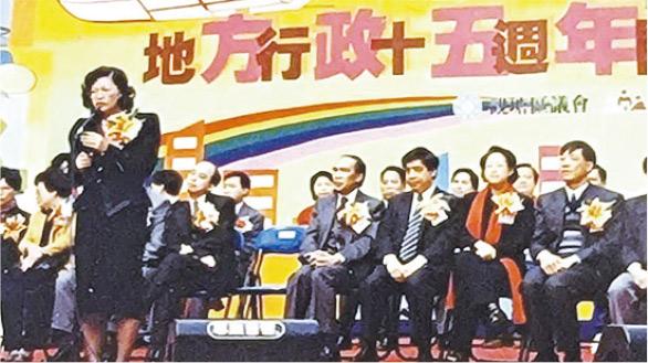 潘任惠珍（左前方）1994至1997年出任觀塘區議會主席，當年以主席身分在裕民坊出席地方行政十五周年開幕禮，並在台上致辭（圖）。她憶述當時是觀塘第一次、亦是唯一一次將裕民坊一帶的車路封路，作典禮的活動場地。（潘任惠珍提供）