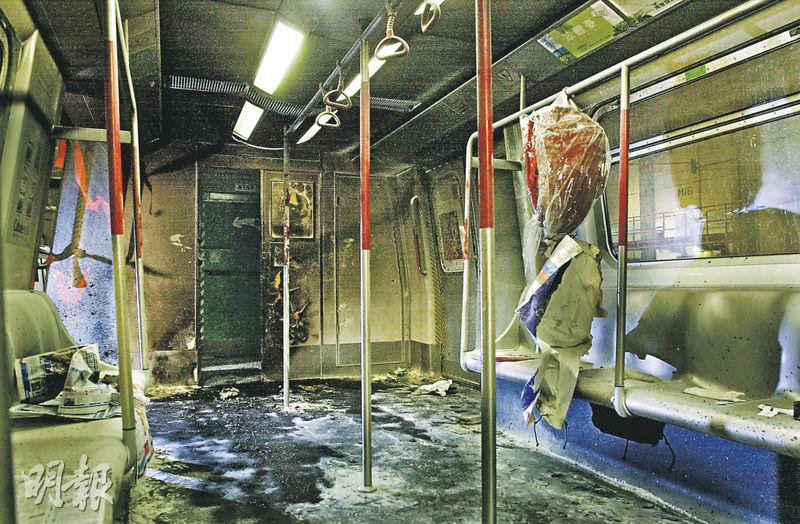 2004年，當時65歲的嚴金鐘在往金鐘地鐵列車內把燃燒彈拋到地上，引發石油氣罐爆炸，車廂曾現火球，傳出爆炸巨響。圖為縱火後車廂地板及司機門嚴重燒焦。（資料圖片）