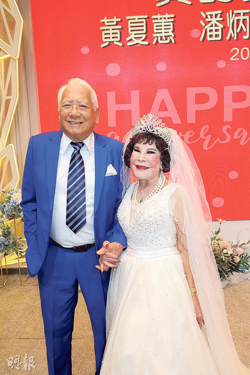 不喜應酬的潘炳烈（左）為了老婆黃夏蕙（右）開心，專程由美國回港辦結婚35周年晚宴。（攝影／記者：柯美）