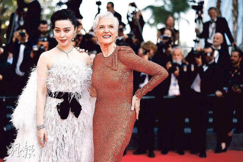 范冰冰（左）與億萬富豪馬斯克的母親梅耶（右）在《小行星都市》的康城首映禮相遇。（路透社）