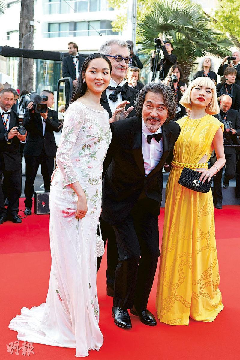 中野有紗（前排左起）偕《Perfect Days》拍檔役所廣司及山田葵，以及導演雲溫達斯（後）出席首映禮，展示日德文化交流。（法新社）