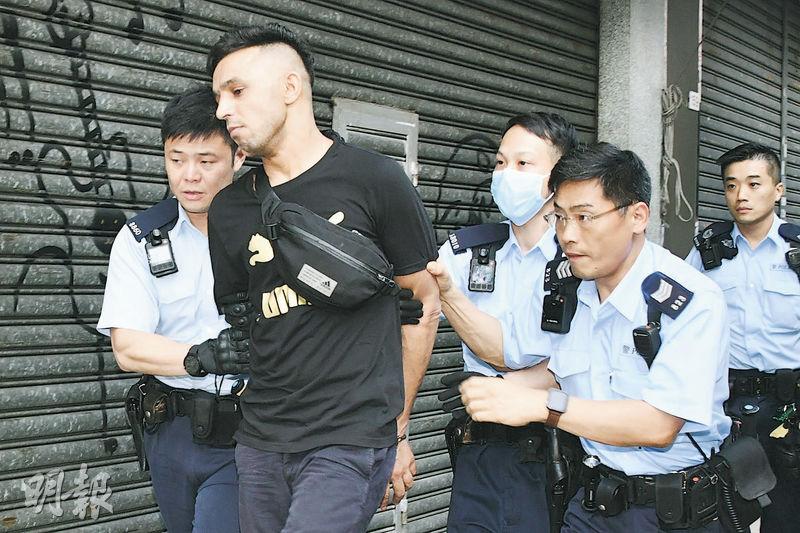 警方以「傷人」及「刑事毁壞」拘捕非華裔男。(蔡方山攝)