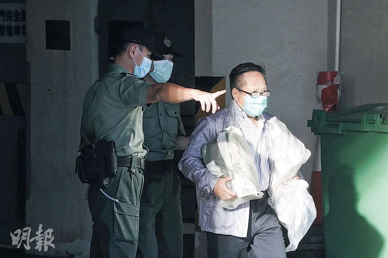 人物組季軍：楊柏賢——民主黨前主席何俊仁（右）去年獲准保釋後步出高等法院羈留室。