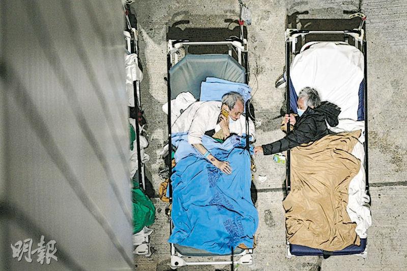 一般新聞組優異獎：鄧宗弘——去年第五波新冠疫情高峰時，兩名老人被安置在明愛醫院急症室外的病牀，在寒風中衣衫單薄。