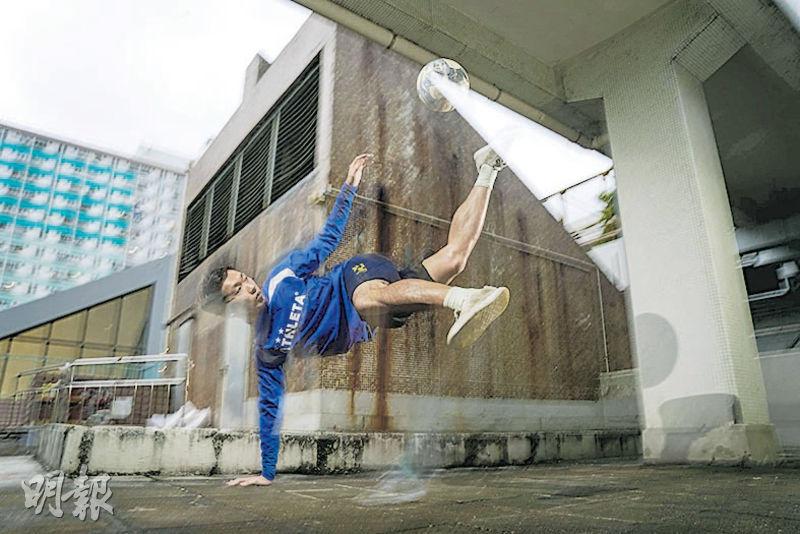 體育組優異獎：楊柏賢——香港花式足球員馬偉澄在村屋平台練習。
