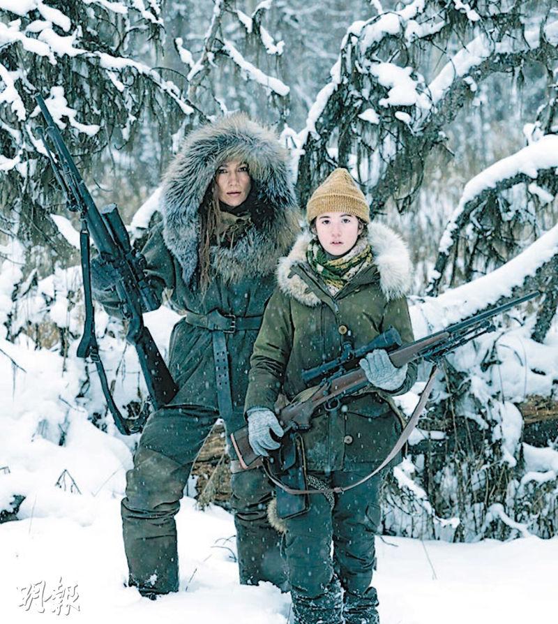 珍妮花露柏絲（左）與露絲派斯（右）合演母女，在森林共處的戲分最令人動容。