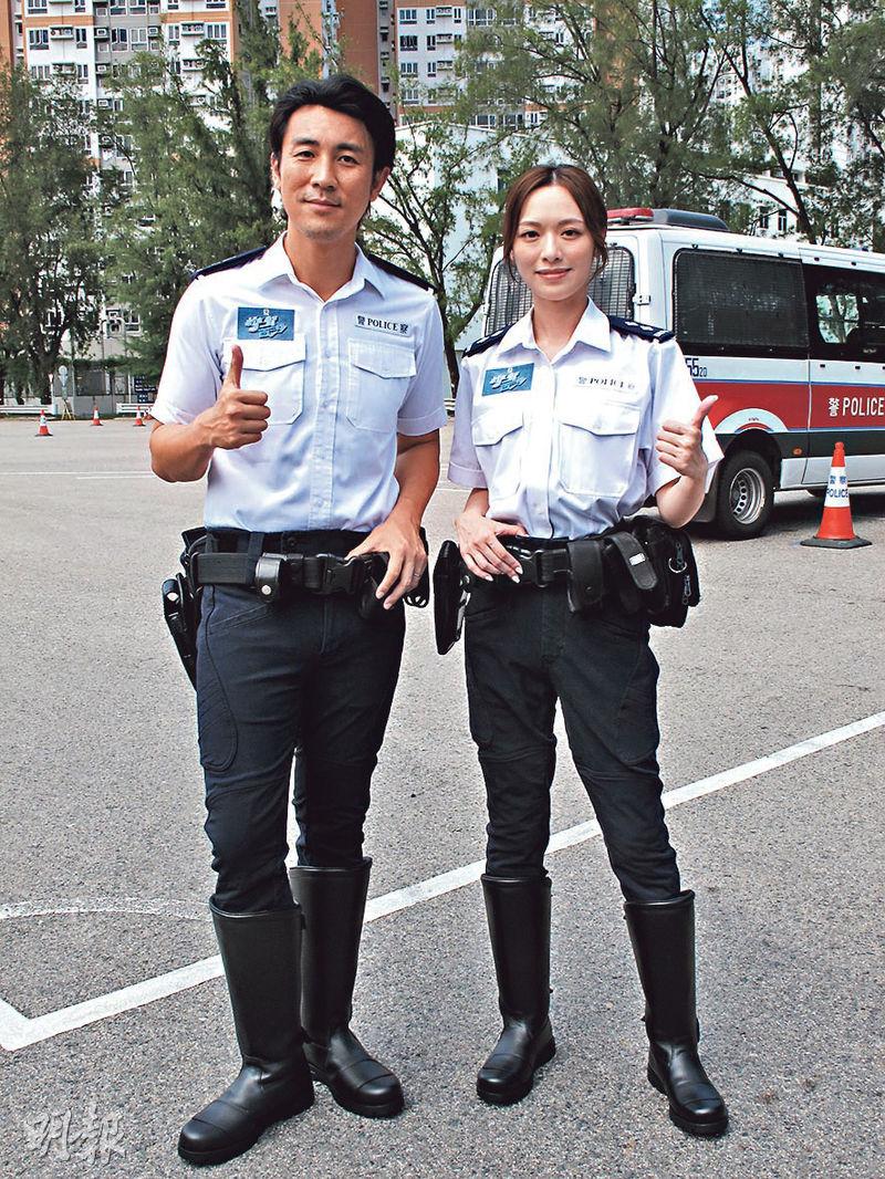 譚俊彥（左）和馮盈盈（右）穿上警察制服拍攝《警聲百二秒》。（攝影/記者：鍾一虹）