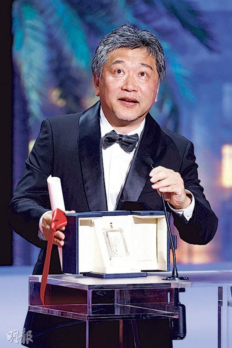 《怪物》導演是枝裕和代編劇坂元裕二領最佳劇本獎。（路透社）